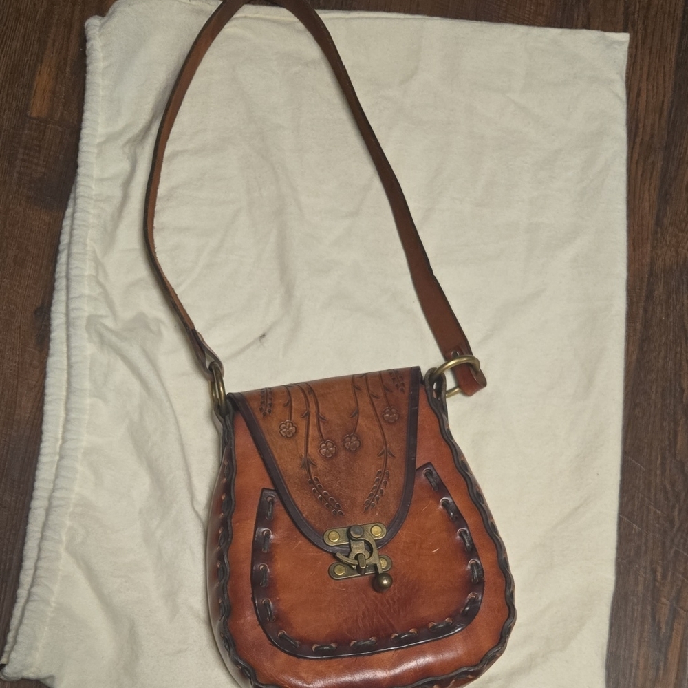 Elegant VintageTan Leather Crossbody Bag
